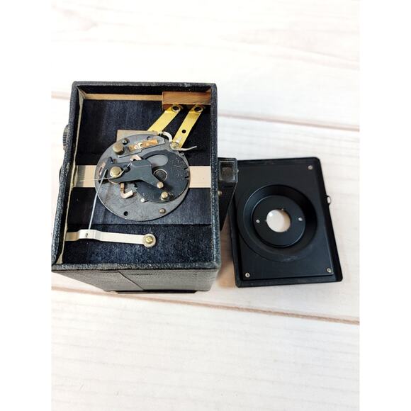 Vintage 1950s Tower 120 B2 Film Camera Flash Kit W/ Bulbs - Picture 14 of 16